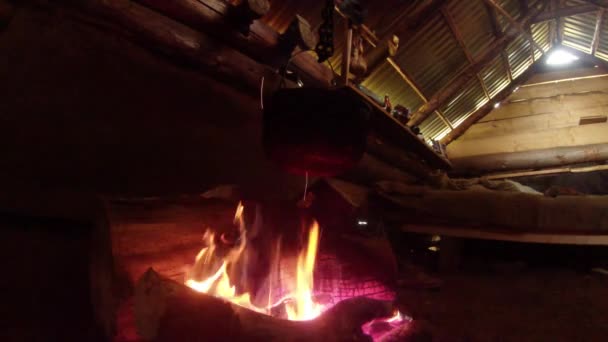 Morning milking sheep in the mountains of ancient traditions Shepherd milking sheep in the mountains in the bucket in the early morning sheep standing in a pen in anticipation of the morning milking — Stock Video