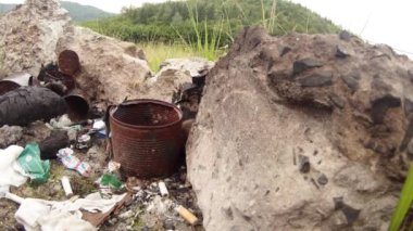 Küçük, vahşi bir tarla faresi çadırındaki farenin maceraları, benim turist çadırımdaki Fare 'nin kameraya poz verdiği çöp yığınından gizlice çıktı ve sonra ekmek dilimleri şeklinde ödeme aldı.