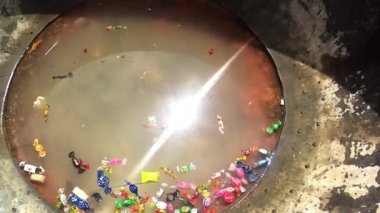 Dua chan büyük metal kâse Budizm yakın çekim teklifleri için su ile güneşin yansıyan elma gevrek şeker Erdene Zuu Budist manastır - Moğolistan en eski anıtlarından olan