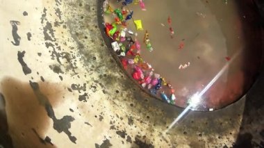 Dua chan büyük metal kâse Budizm yakın çekim teklifleri için su ile güneşin yansıyan elma gevrek şeker Erdene Zuu Budist manastır - Moğolistan en eski anıtlarından olan