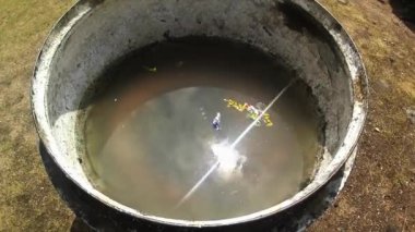 Dua chan büyük metal kâse Budizm yakın çekim teklifleri için su ile güneşin yansıyan elma gevrek şeker Erdene Zuu Budist manastır - Moğolistan en eski anıtlarından olan