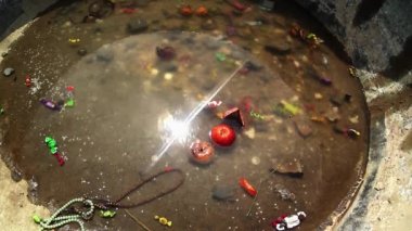 Dua chan büyük metal kâse Budizm yakın çekim teklifleri için su ile güneşin yansıyan elma gevrek şeker Erdene Zuu Budist manastır - Moğolistan en eski anıtlarından olan