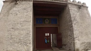 büyük duvarlar ve kapılar antik Budist manastır Erdene Zuu Budist manastır - Moğolistan en eski anıtlarından