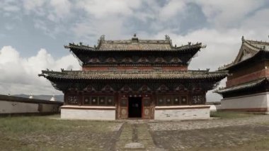 Renkli antik Budist tapınakları, stupas ve eski Moğol Manastırı Erdene Zuu Budist manastır - Moğolistan en eski anıtlarından duvar
