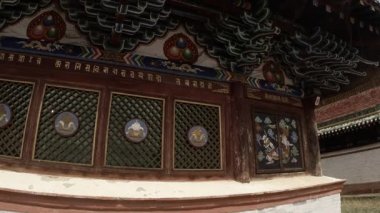Erdene Zuu Budist manastır - Moğolistan en eski anıtlarından kadar renkli duvar süslemeleri antik Budist tapınağı kapatın