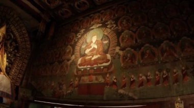 Erdene Zuu Budist manastır - Moğolistan en eski anıtlarından içinde eski bir Budist tapınağında duvardaki büyük bir dini figür