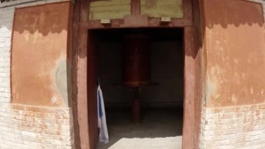 Antik Budist dua tekerlek bobin yavaş yavaş kapısında eski bir tapınak Erdene Zuu Budist manastır - Moğolistan en eski anıtlarından döner.