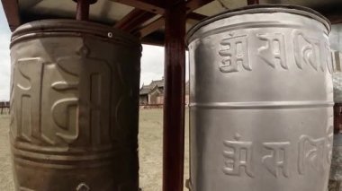 iki eski yazılı Sanskritçe mantralar Erdene Zuu Budist manastır - Moğolistan en eski anıtlarından kadar yakın dua makaraları
