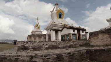 Mavi gökyüzü Erdene Zuu Budist manastır - Moğolistan en eski anıtlarından karşı eski Budist tapınağı beyaz