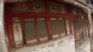 pencereler ve kapılar, yakın çekim Erdene Zuu Budist manastır - en eski anıtlarından Moğolistan ile eski ahşap oyma Budist tapınağı duvar