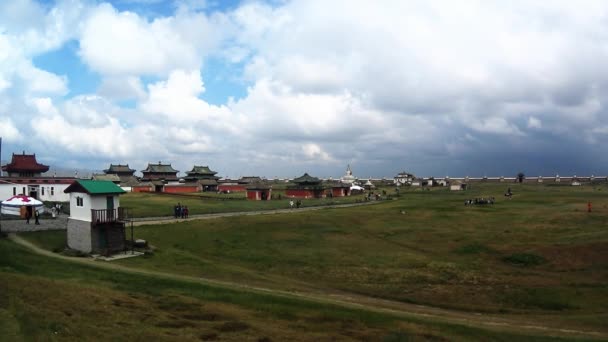 Blick auf das alte mongolische buddhistische Kloster mit verschiedenen Tempeln in der Ferne und Menschen erdene zuu buddhistisches Kloster - eines der ältesten Monumente der Mongolei — Stockvideo