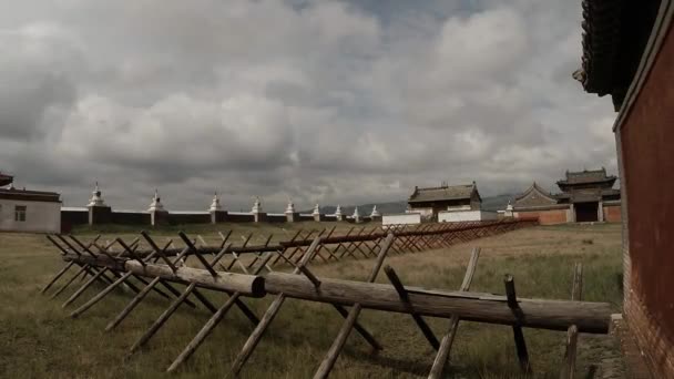 Holzzaun in einem alten buddhistischen Klosterkomplex in der Mongolei erdene zuu buddhistisches Kloster - eines der ältesten Monumente der Mongolei — Stockvideo