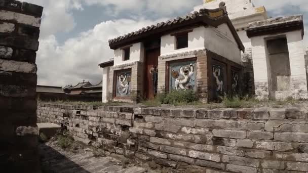 Temple bouddhiste sacré blanc dans un vieux bâtiment contre le ciel bleu Erdene Zuu monastère bouddhiste - l'un des plus anciens monuments de Mongolie — Video