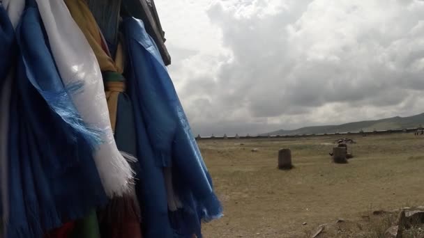 Lunga preghiera bandiere blu sventolano nel vento in un monastero buddista in colonna Erdene Zuu monastero buddista - uno dei monumenti più antichi della Mongolia — Video Stock