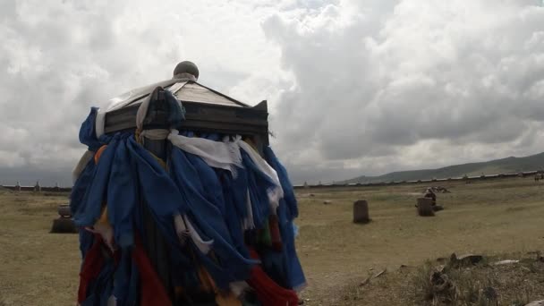 긴 기도 블루 플래그 열 Erdene Zuu 불교 수도원-몽골의 가장 오래 된 유적 중 하나에서 불교 수도원에서 바람에 펄 럭 임 — 비디오