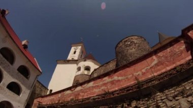 Mukachevo kale Palanok Ukrayna kaybolmamış bir yaz günü Ortaçağ Kalesi üzerine açık mavi gökyüzü altında