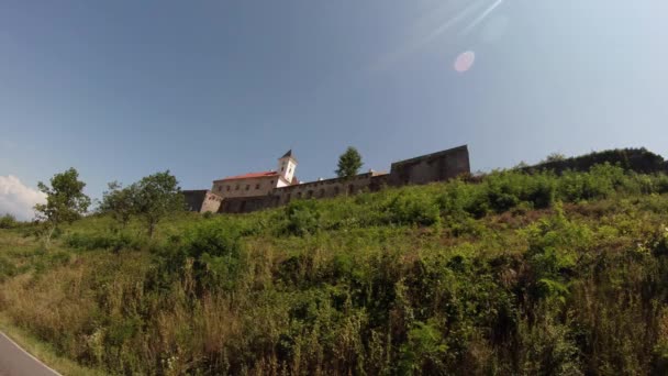Mukachevo 城 Palanok 現存する西ウクライナで夏の日の中世の要塞の澄んだ青い空の下で — ストック動画