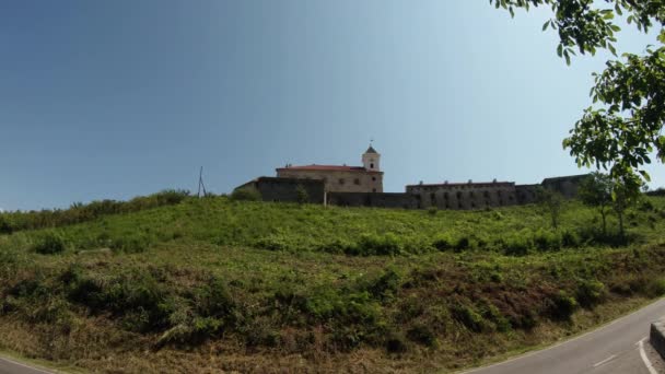 Moekatsjevo kasteel Palanok onder de heldere blauwe hemel op een zomer dag middeleeuwse vesting in West-Oekraïne overgeleverde — Stockvideo