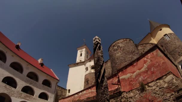 Mukachevo kale Palanok Ukrayna kaybolmamış bir yaz günü Ortaçağ Kalesi üzerine açık mavi gökyüzü altında — Stok video