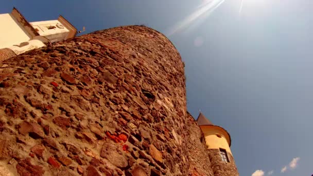 Castillo de Mukachevo Palanok bajo el cielo azul claro en un día de verano fortaleza medieval en el oeste de Ucrania existente — Vídeos de Stock