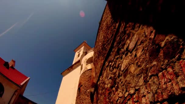 Castillo de Mukachevo Palanok bajo el cielo azul claro en un día de verano fortaleza medieval en el oeste de Ucrania existente — Vídeos de Stock