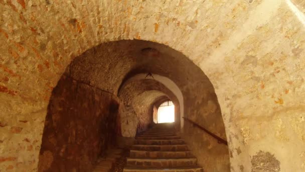 Castillo de Mukachevo Escalera de arco de Palanok, fortaleza medieval en el oeste de Ucrania existente — Vídeos de Stock