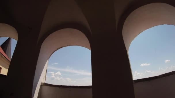 Palacio galería abierta Castillo de Mukachevo Palanok, fortaleza en el oeste de Ucrania existente bajo el cielo azul claro en un día de verano — Vídeo de stock