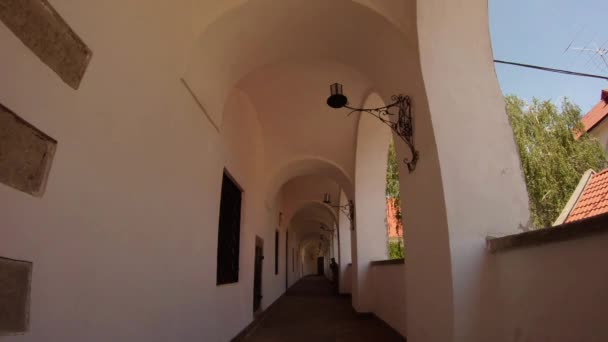 Palacio galería abierta Castillo de Mukachevo Palanok, fortaleza en el oeste de Ucrania existente bajo el cielo azul claro en un día de verano — Vídeo de stock