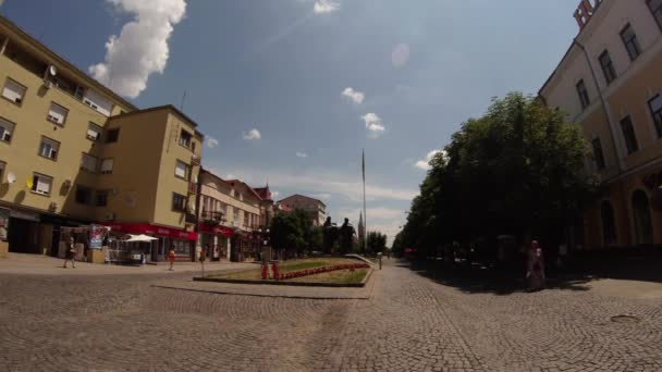 Parte central de la ciudad de Mukachevo Ucrania occidental en la tarde caliente verano 2014 — Vídeo de stock