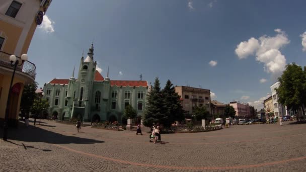 Střední část město Mukačevo západní Ukrajiny v horké letní odpoledne 2014 — Stock video