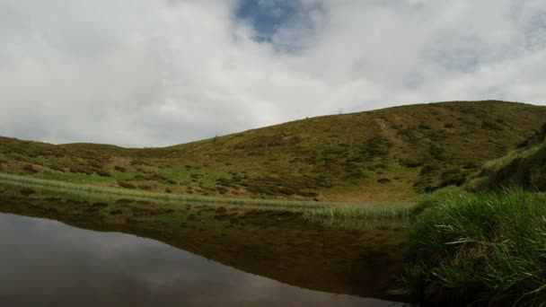 lac de montagne qui reflète le ciel et les tritons vivants 