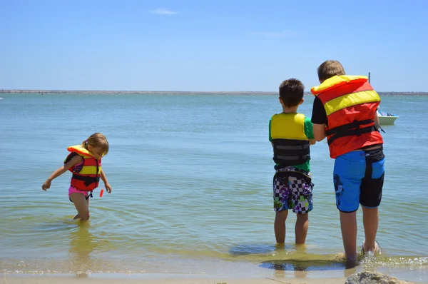 Kids playing in the water — Stock Photo, Image