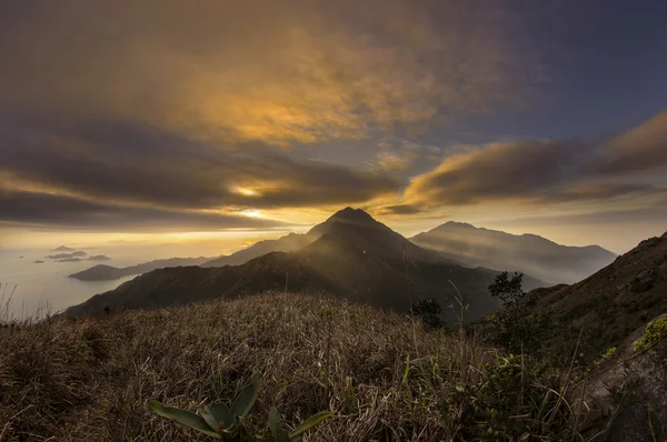 Alacakaranlıkta Lantau tepe
