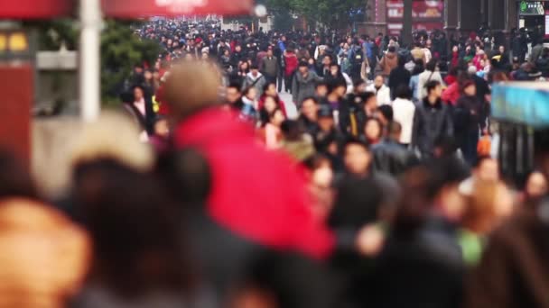 Movimento lento do tráfego ocupado das multidões na estrada de Nanjing — Vídeo de Stock