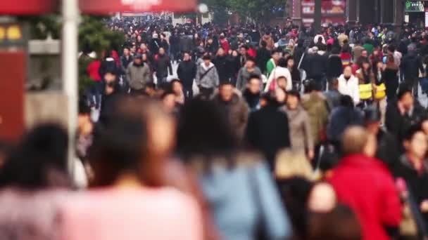 Ocupado tráfico de multitudes en Nanjing Road — Vídeo de stock