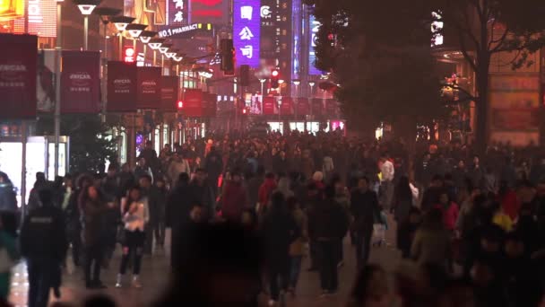 Movimiento lento de tráfico de multitudes nocturnas ocupadas en Nanjing Road — Vídeo de stock