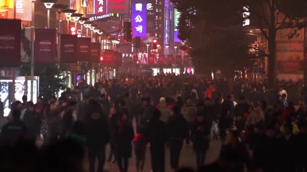 La circulation des foules nocturnes est dense sur Nanjing Road — Video