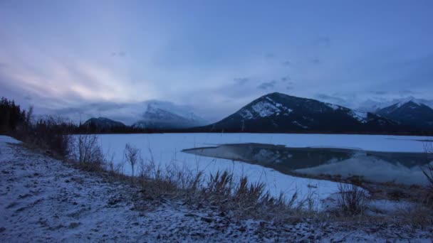 Bewölkter Morgen an einem halb zugefrorenen See — Stockvideo