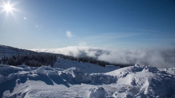 Słoneczny dzień w górach śnieg — Wideo stockowe