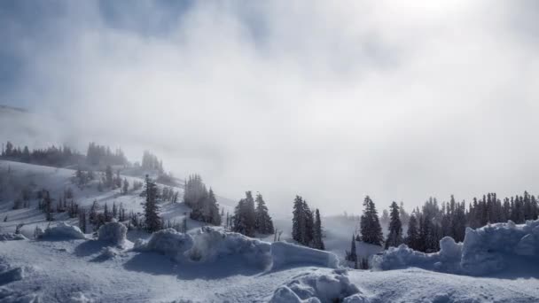 Снігова гора з хмарами — стокове відео