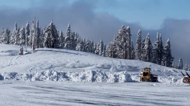 Tiro médio de veículos de remoção de neve no trabalho — Vídeo de Stock