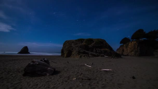 Estrellas nocturnas y nubes junto a la playa — Vídeos de Stock