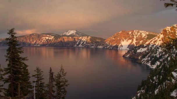 Alpenglow zachód słońca nad jeziorem krater — Wideo stockowe