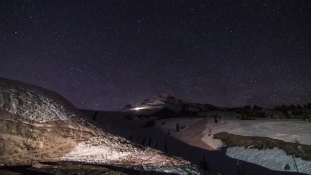 Estrellas nocturnas en Mt. Capucha con Snow Groomer Trabajando — Vídeo de stock