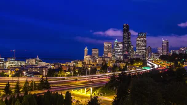 Twilight Freeway Traffic Time Lapse em Seattle — Vídeo de Stock