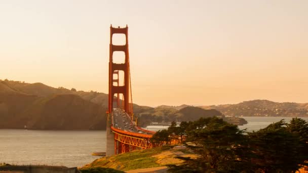 Tráfego de lapso de tempo na ponte Golden Gate — Vídeo de Stock