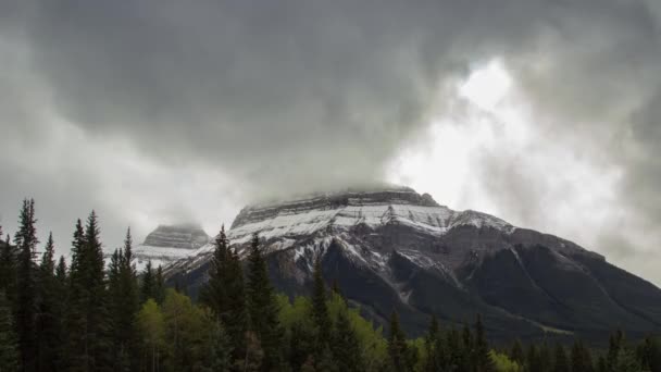 Caducidad de nubes violentas en la cima de la montaña — Vídeos de Stock