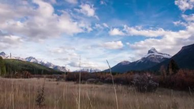Dolly bulutların Rocky Mountain yukarı taşı