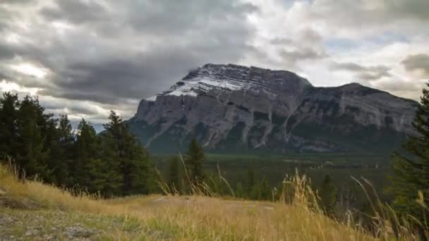 Mountain Rundle en una mañana nublada — Vídeo de stock