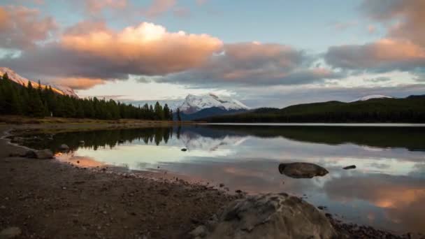 Hora do pôr do sol no Lago Maligne — Vídeo de Stock